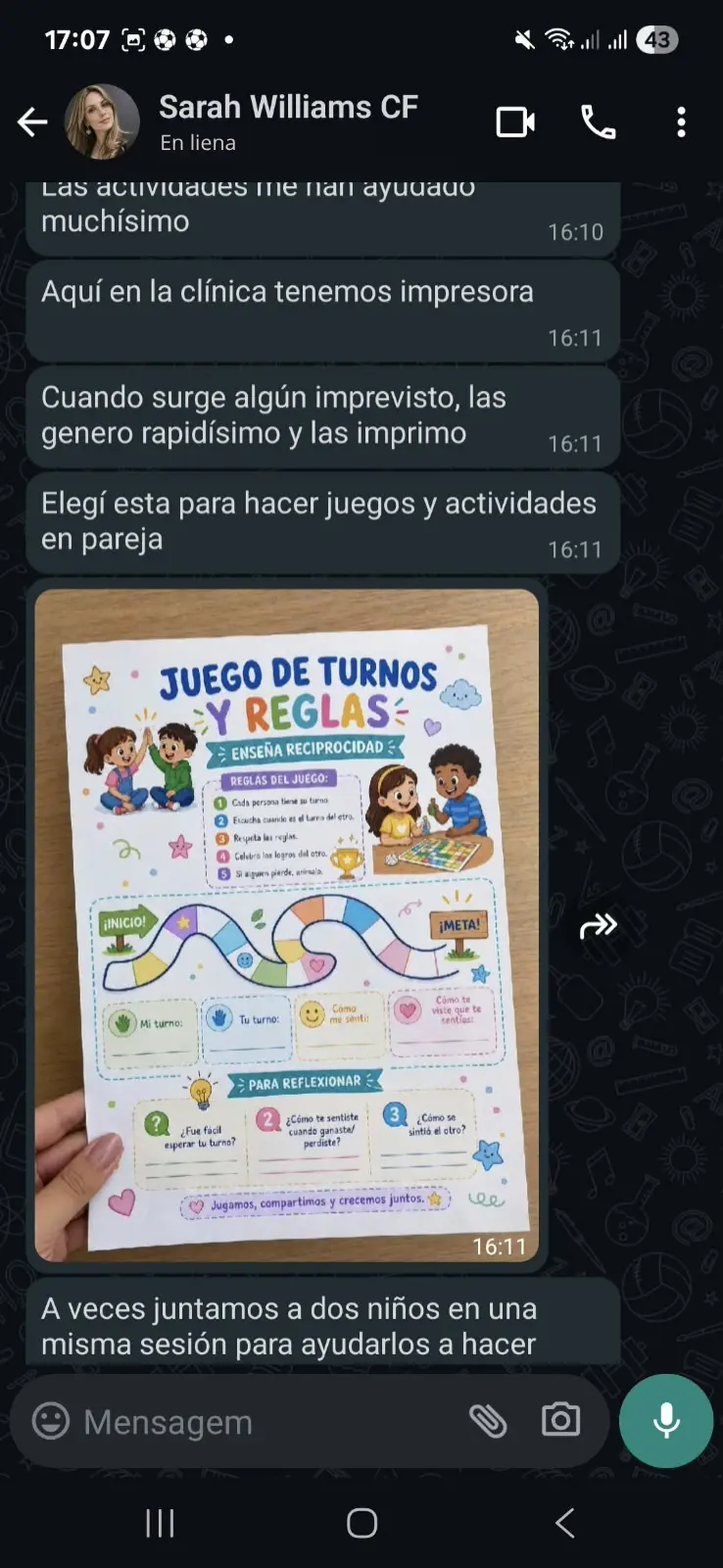 Psicóloga mostrando el juego de turnos y reglas