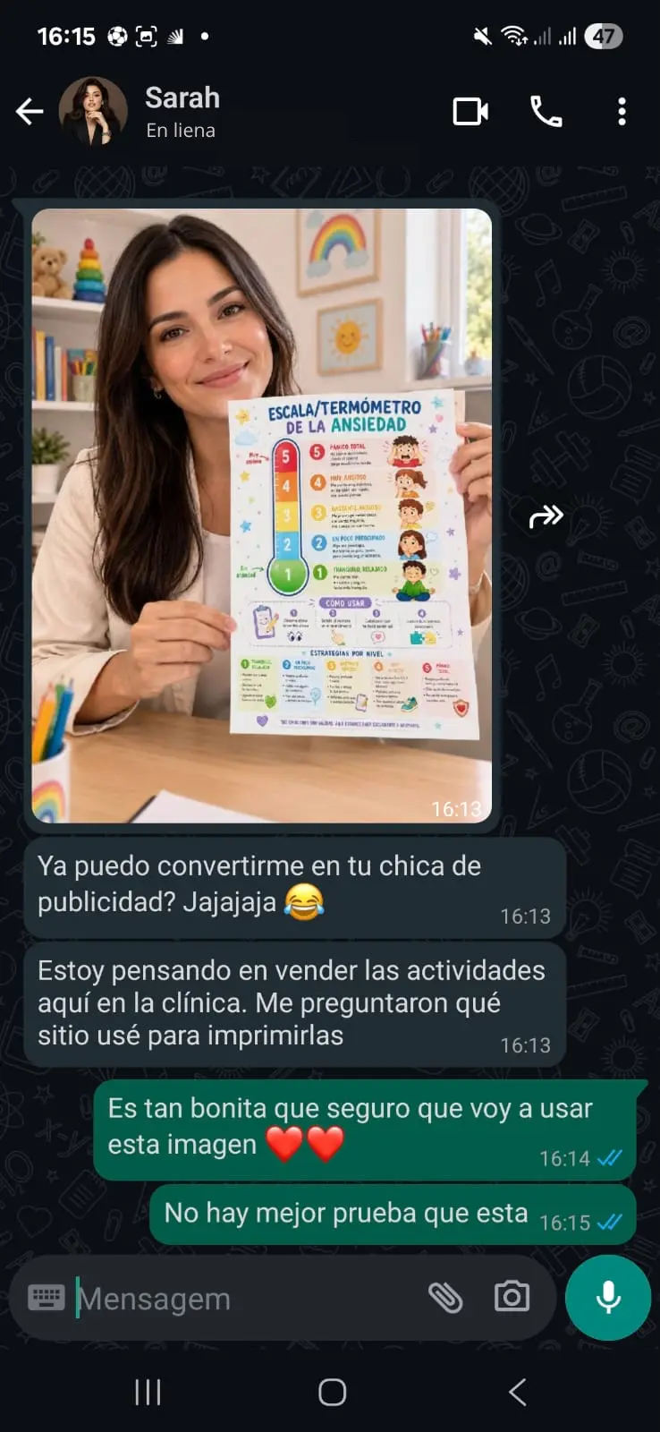 Psicóloga mostrando la escala de ansiedad impresa