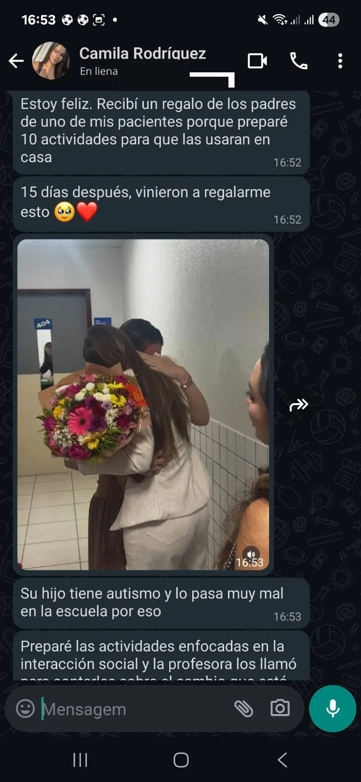Psicóloga contando el resultado de sus actividades terapéuticas