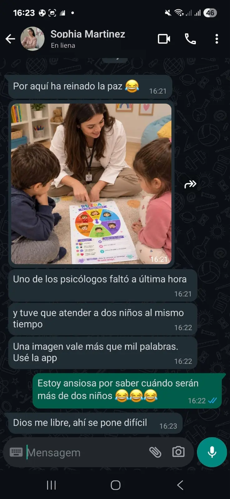 Psicóloga usando la rueda de emociones con dos niños