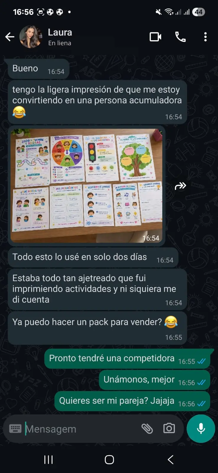 Psicóloga mostrando los recursos que utilizó en sus sesiones