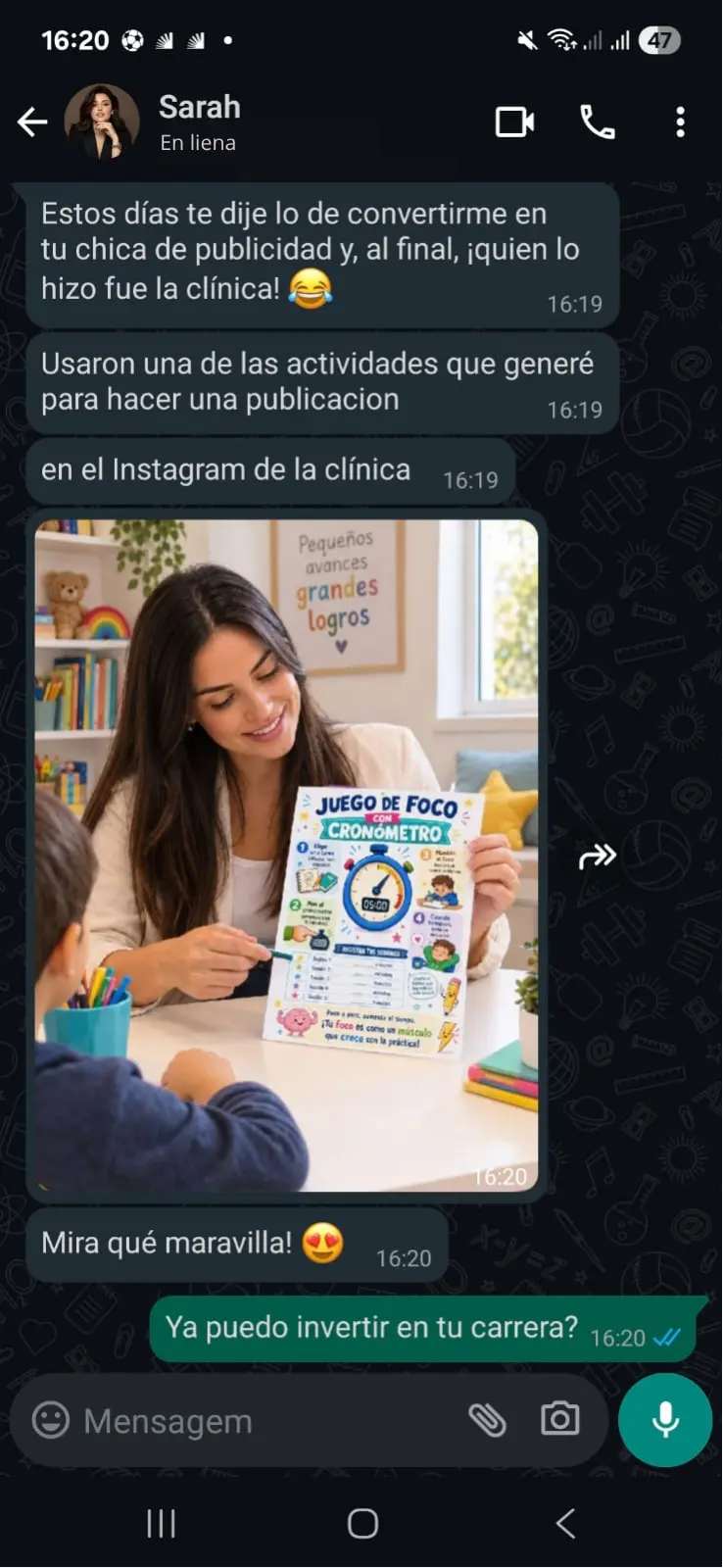 Psicóloga usando el juego de foco en la clínica